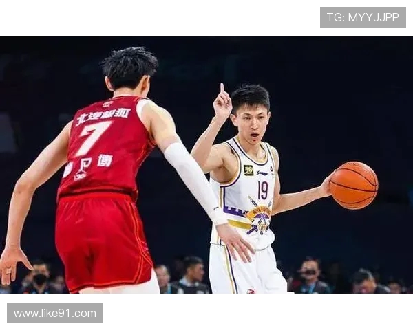 今夏CBA新援与足球队员的加盟:夏季转会市场的跨界动作